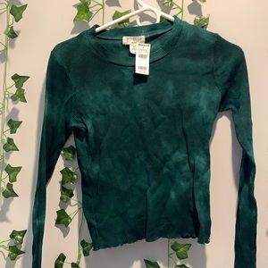 green long sleeve slightly cropped top
